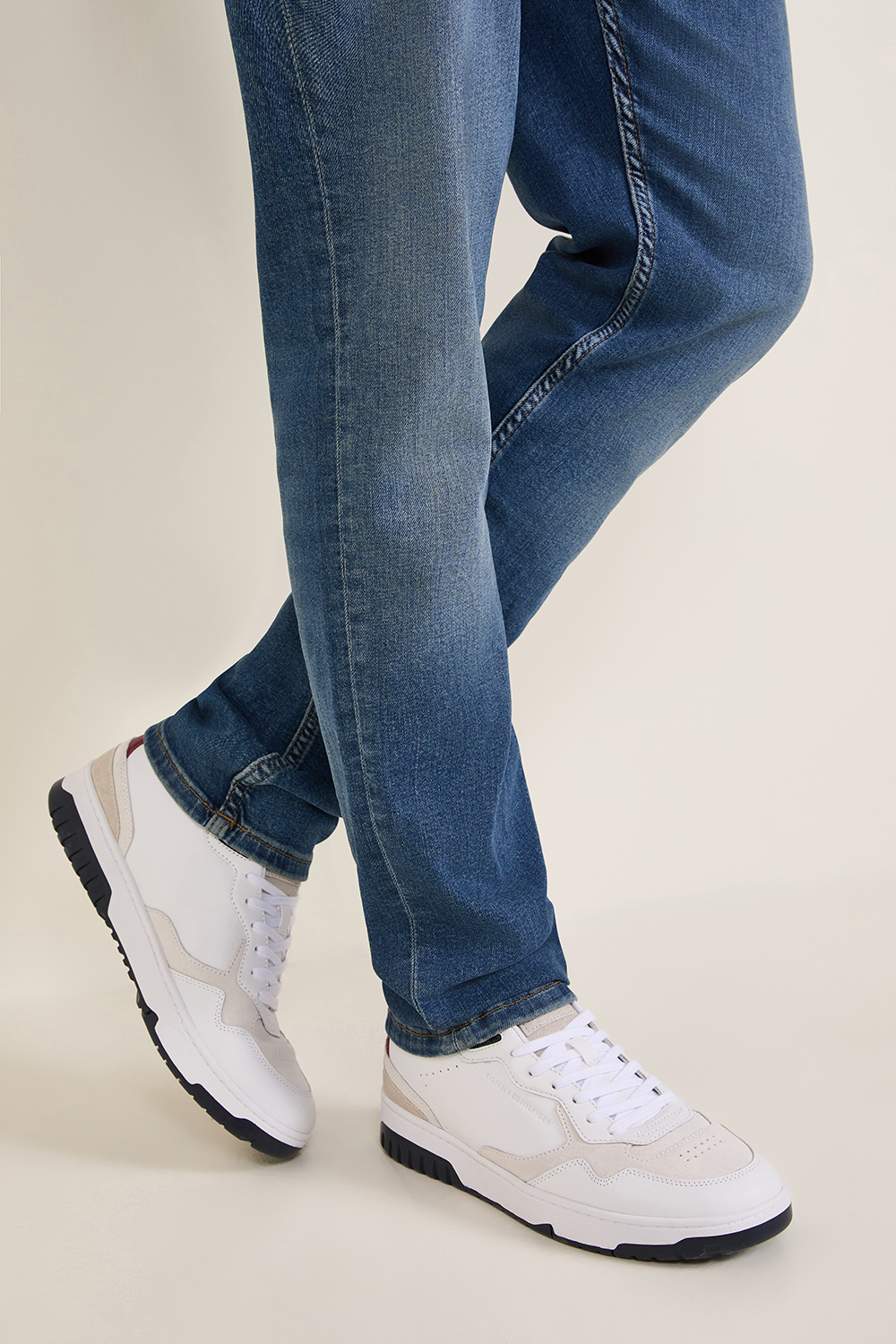 תמונת כל הלוק של נעלי סניקרס